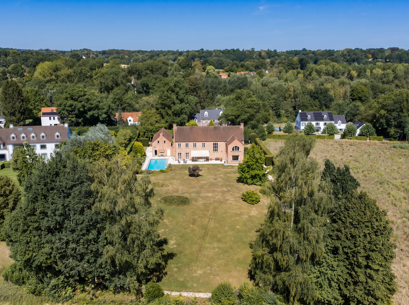 LASNE – CHAPELLE-SAINT-LAMBERT – Nichée au cœur d’un environnement résidentiel verdoyant et particulièrement recherché, cette élégante villa (4CH/3SDB