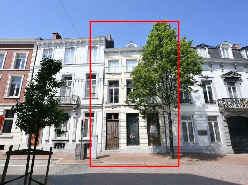 In het hart van Hasselt staat dit uitzonderlijke neoclassicistisch herenhuis, een pand dat charme, authenticiteit en functionaliteit naadloos samenbre
