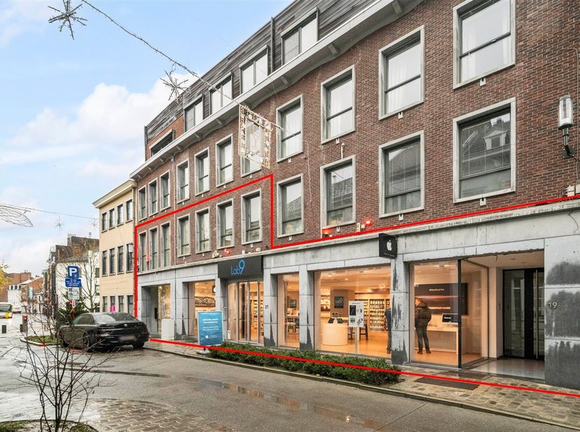Ruim handelspand in Hasselt!<br />
<br />
Ligging: Gelegen in de Diesterstraat, die sindskort een heraanleg onderging, in het centrum van Hasselt. H
