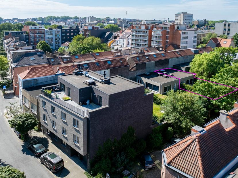 Nabij het centrum van Gent, omgeving&amp;nbsp;Coupure, vinden we dit tweeslaapkamer appartement met tuin en ondergrondse staanplaats. Het appartement is v