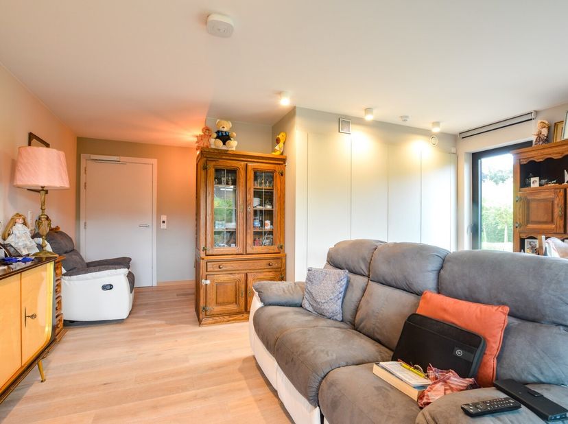 Deze gelijkvloerse serviceflat van 62 m² bevindt zich in Varsenare, vlakbij de villawijk 'de Grote Thems' en op slechts 5 minuten van Brugge. De wonin
