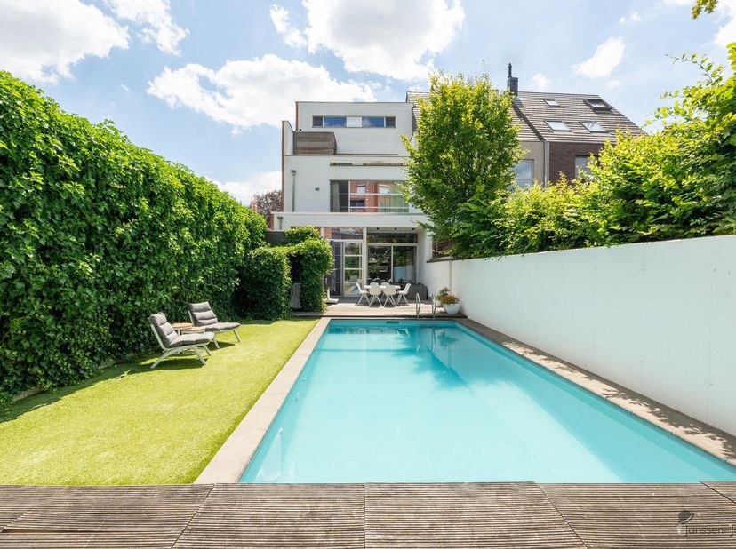 Architectenwoning met zwembad, 285 m² bewoonbare oppervlakte en 3 garages op rustige toplocatie in het centrum van Diest<br />
<br />
Op een rustige