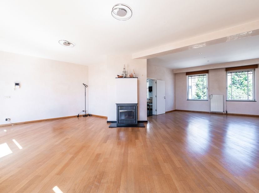 AUDERGHEM – À proximité immédiate du Chant d'Oiseau, du métro Hankar, de l’E411 et de toutes facilités, magnifique appartement triplex de ± 289 m² (se