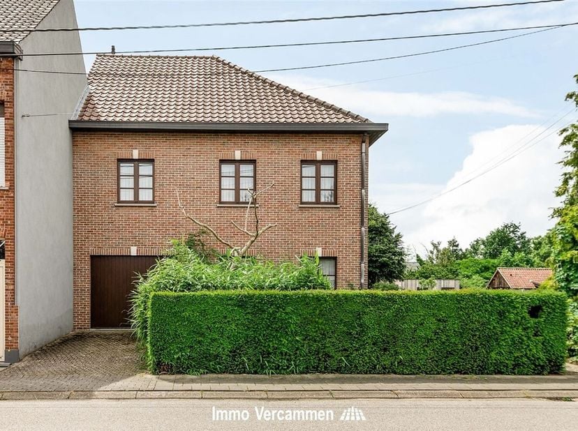 Solide gezinswoning met 3 (mogelijk 6!) slaapkamers, uiterst gunstig gelegen te Sint-Katelijne-Waver.<br />
Deze mooie woning werd steeds met de groot