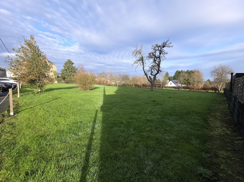 Venez découvrir cet agréable terrain à bâtir d’une superficie cadastrale de 781m², situé dans les Ardennes, dans le petit village de FELENNE.<br />
La