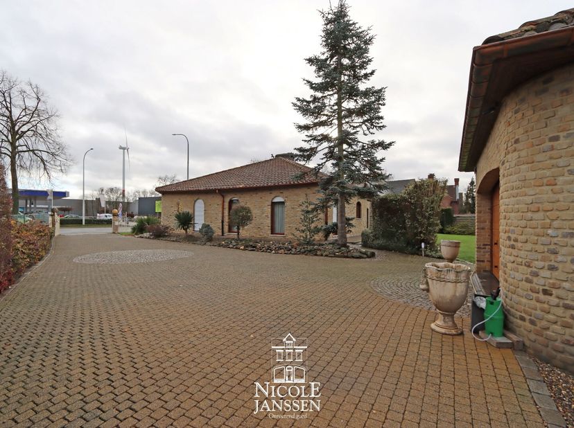 Deze charmante mediterrane villa voelt meteen warm en ruim aan. Je geniet van een lichtrijke leefruimte, drie slaapkamers en een bovenverdieping met t