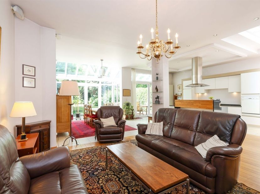 Iconische herenwoning met uitzonderlijke woonvolumes (420m²) en dubbele garage op toplocatie in hartje Hasselt  <br />
<br />
Omgeving:<br />
+ Gui