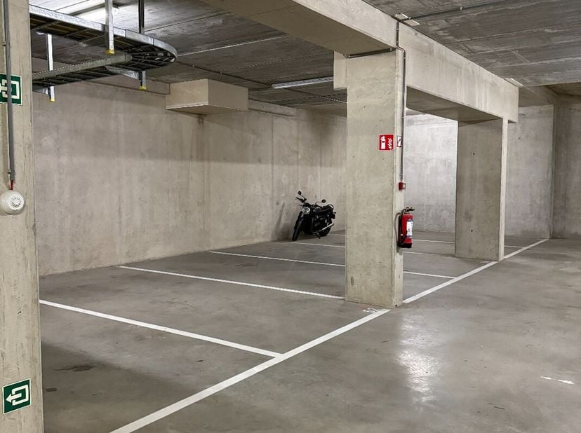 Dit is 1 van de vele staanplaatsen die beschikbaar zijn in de Brusselsestraat hartje Leuven. Deze zijn voorzien van een automatische sectionaalpoort m