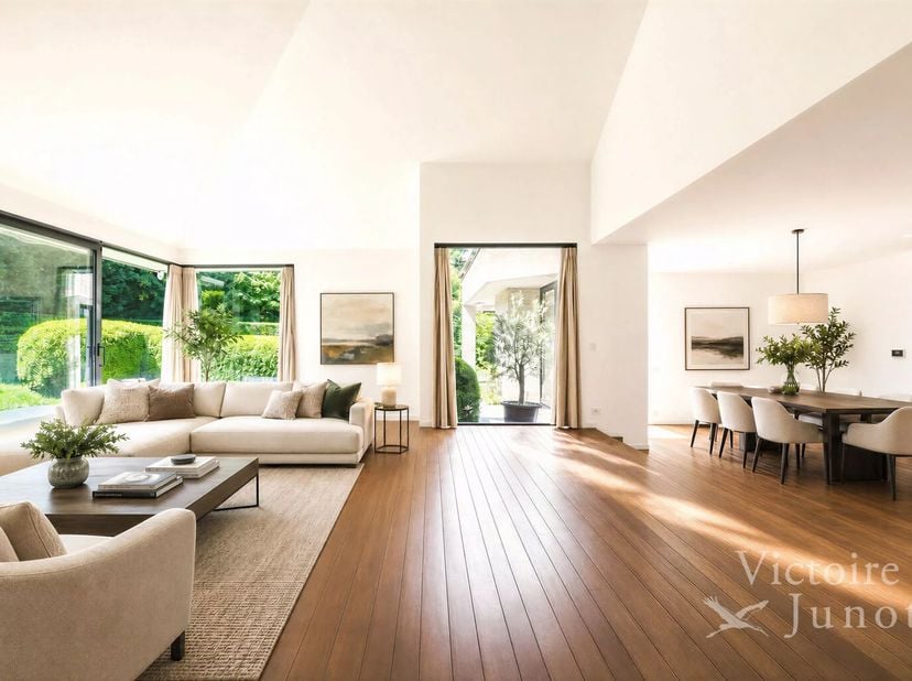 Victoire Junot biedt u in de wijk Prince d'Orange, in een discreet afgesloten tuin, een prachtige villa met een totale oppervlakte van ± 453 m² bruto
