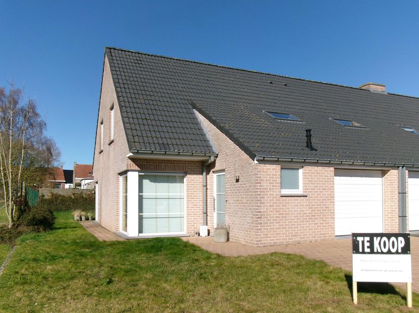 Instapklare ruime half open bebouwing met 3 slpk<br />
<br />
Deze lichtrijke en energiezuinige woning - voorzien van alle modern comfort - is in onbe