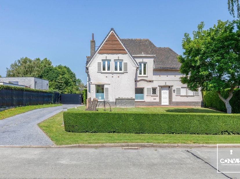 Deze te renoveren villa is uitstekend gelegen op wandelafstand van het centrum van Oostakker en heeft lokale handelaars, scholen en eetgelegenheden in