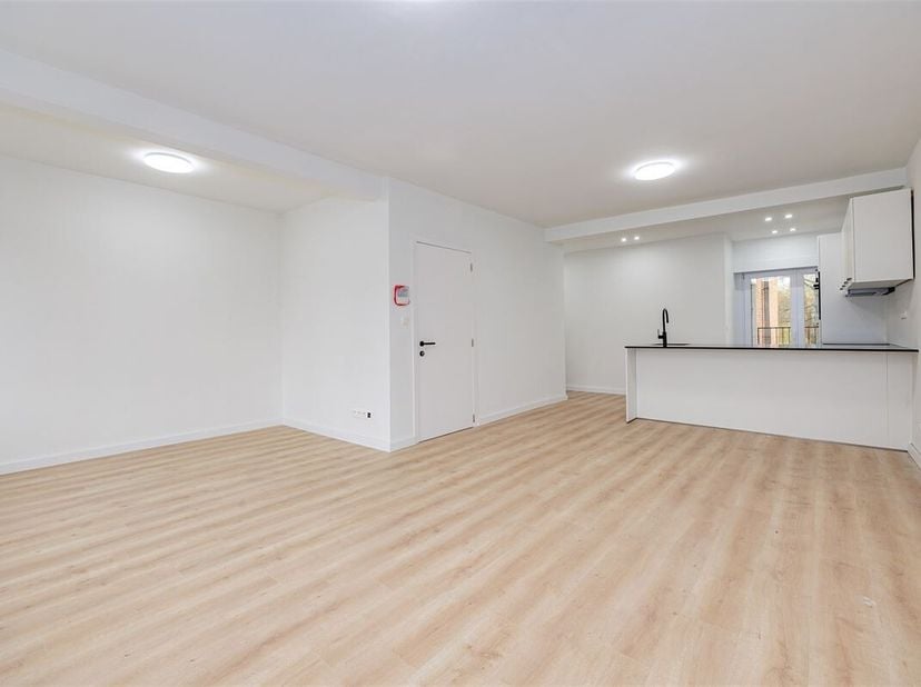 Cet appartement entièrement rénové (2025) est à vendre aux Kaaldries dans un endroit central et à distance de marche du centre de Hamme. Les supermarc