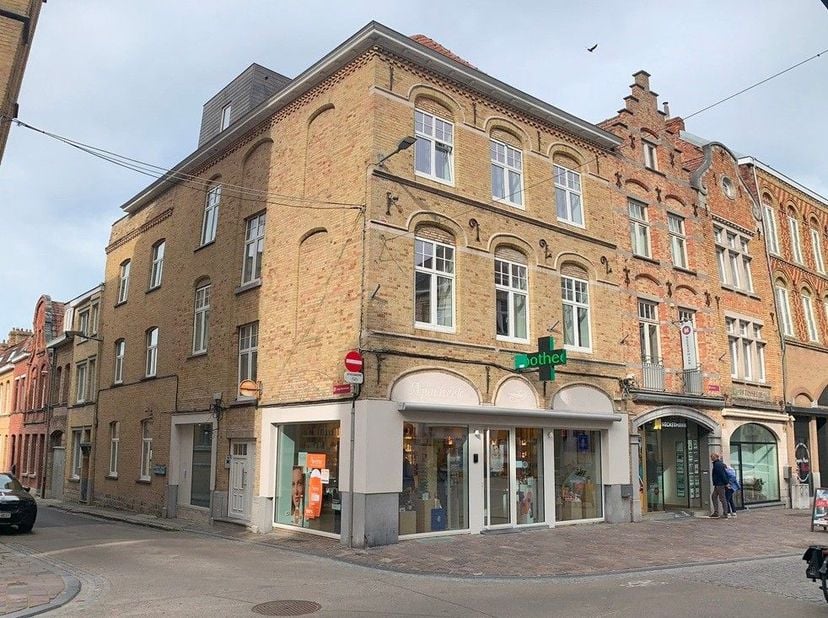 ✨ UNIEK INVESTERINGSPAND TE KOOP IN HARTJE IEPER! ✨<br />
 <br />
 Gelegen in de meest commerciële winkelstraat van Ieper! Dit is dé kans om eigenaar