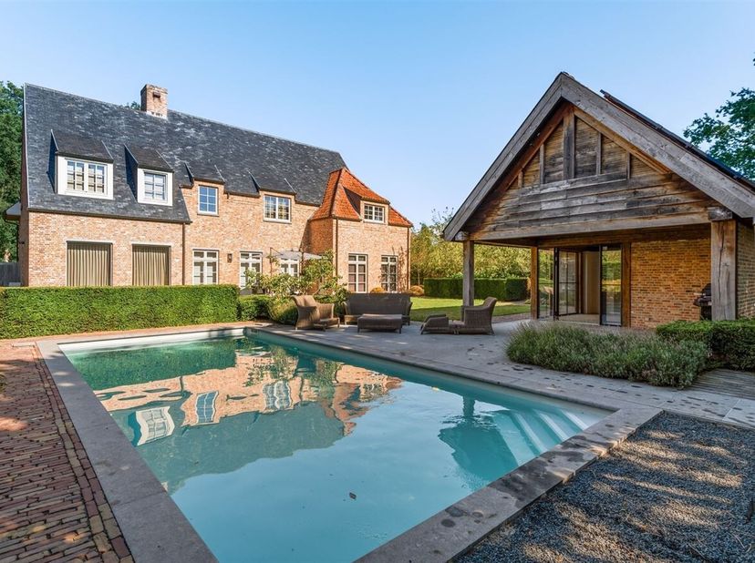 Exclusieve villa met verwarmd zwembad en luxueuze afwerking in Mol<br />
Welkom in deze stijlvolle villa aan Moerhoek 10 in Mol, gelegen in een rustig