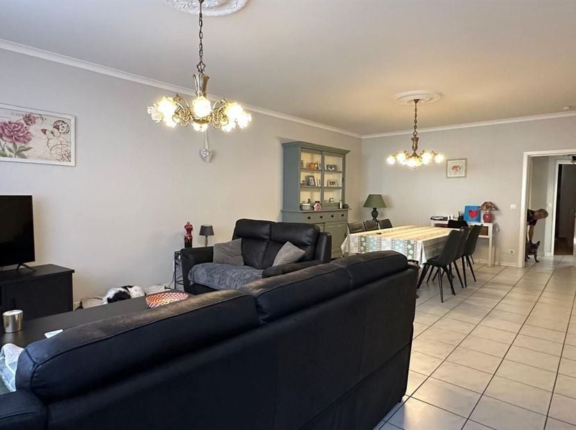 Instapklaar gelijkvloers appartement met 2 slaapkamers, tuin en garage<br />
Ligging: Dit instapklare appartement is gunstig gelegen op een invalsweg