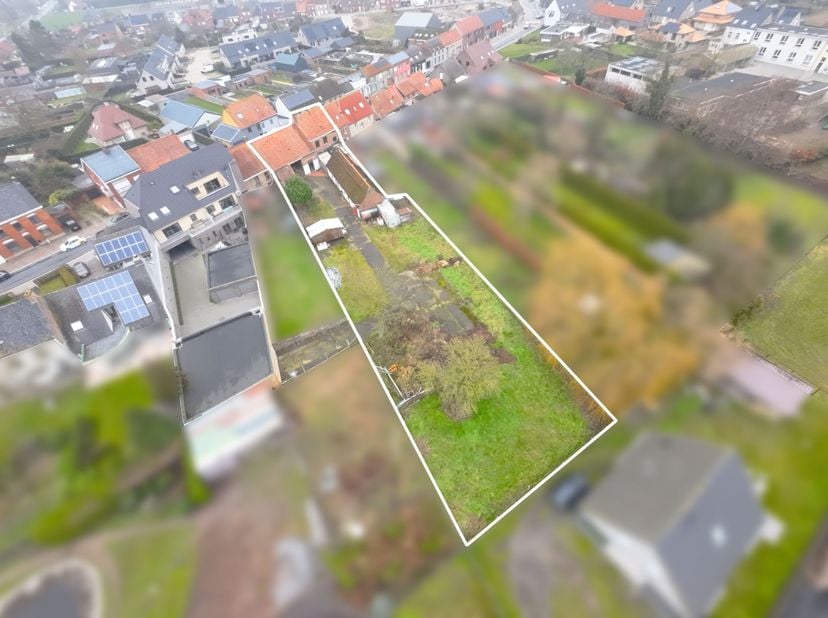 In de Zuidstraat te Ichtegem stellen we u deze te renoveren hoeve voor. Deze eigendom geniet van een centrale ligging en beschikt over een goede verbi