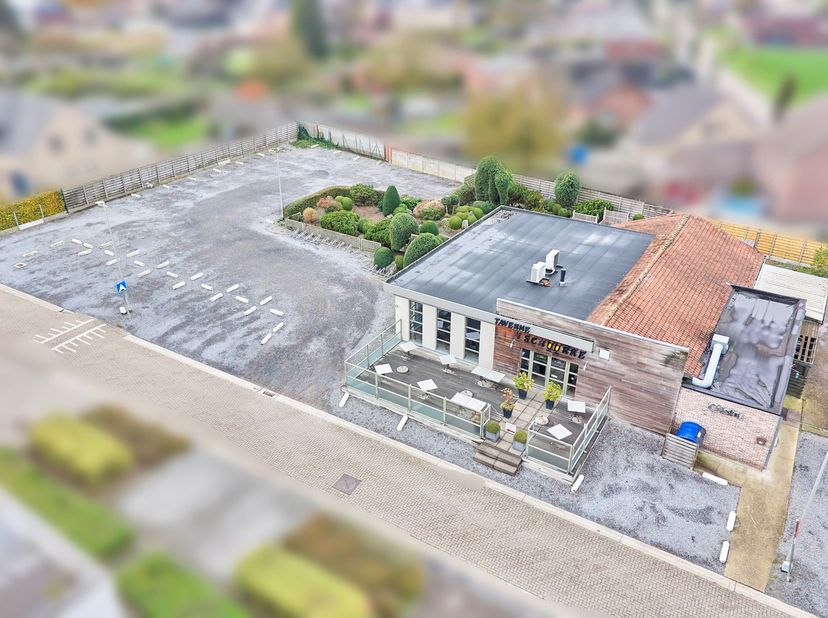 Deze gekende taverne is decennia lang een vaste waarde geweest in Meeuwen. De gezellige en gezinsvriendelijke horecazaak ligt in een rustige omgeving