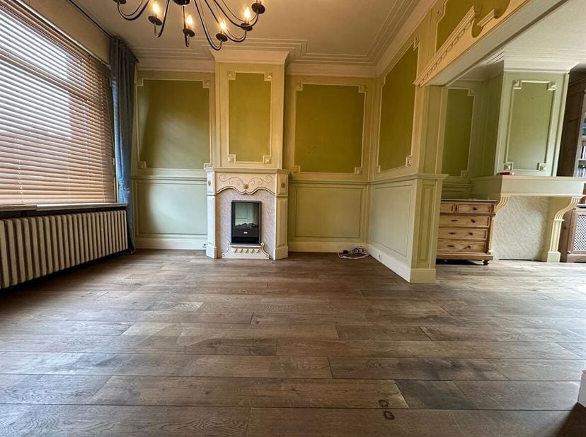 Charmante gezinswoning met 3 slaapkamers en tuin in hartje Herentals <br />
Bij het betreden van deze gezellige woning komt u terecht in de inkomhal d