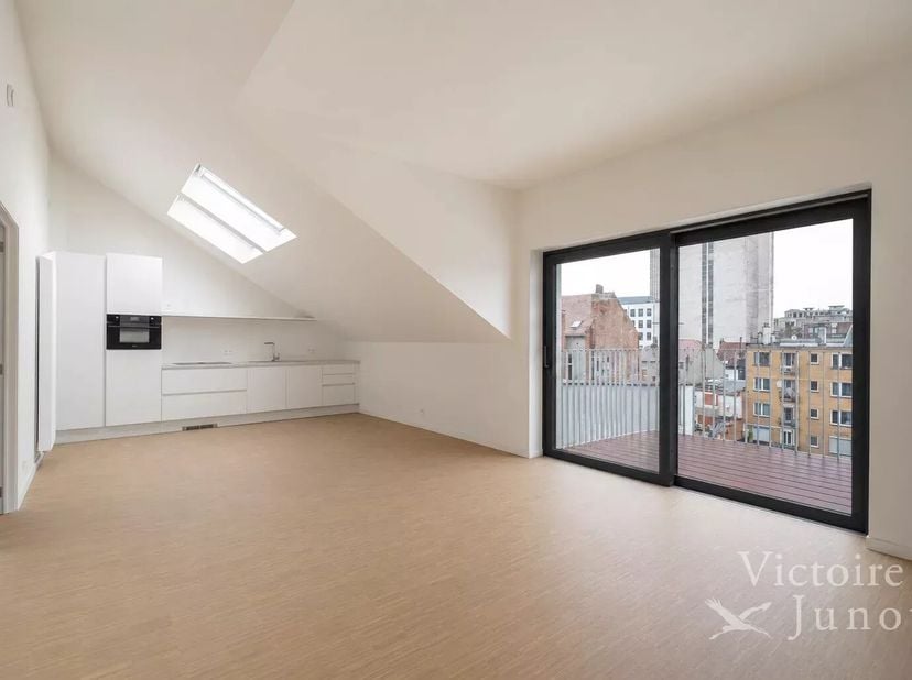 Victoire Junot stelt u dit gloednieuwe appartement met twee slaapkamers voor, voorzien van een prachtig terras aan de achterzijde en gelegen op de vie