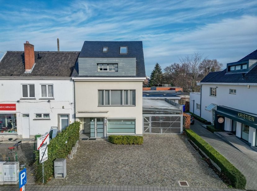 Prachtige woning (200m²) met praktijk-handelsruimte (110m²) &amp;nbsp;– 4 slaapkamers – 2 badkamers <br />
<br />
In de “Banneuxstraat ” te Hasselt vinden