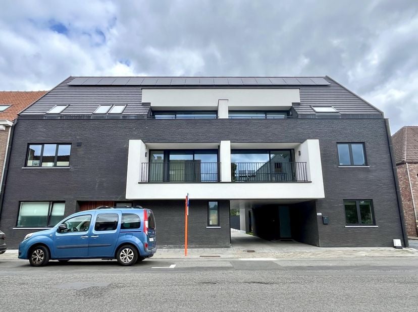 Dit prachtig nieuwbouw dakappartement is gelegen op de tweede verdieping en voorzien van alle nieuwste technieken waardoor er een zeer gunstige E-peil
