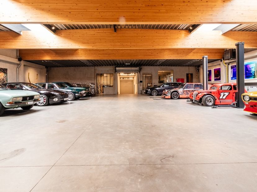 A la recherche d'exclusivité et de discrétion ? Situé au rez-de-chaussée d'un petit immeuble discret de Uccle, découvrez cet espace de plus de 520m².