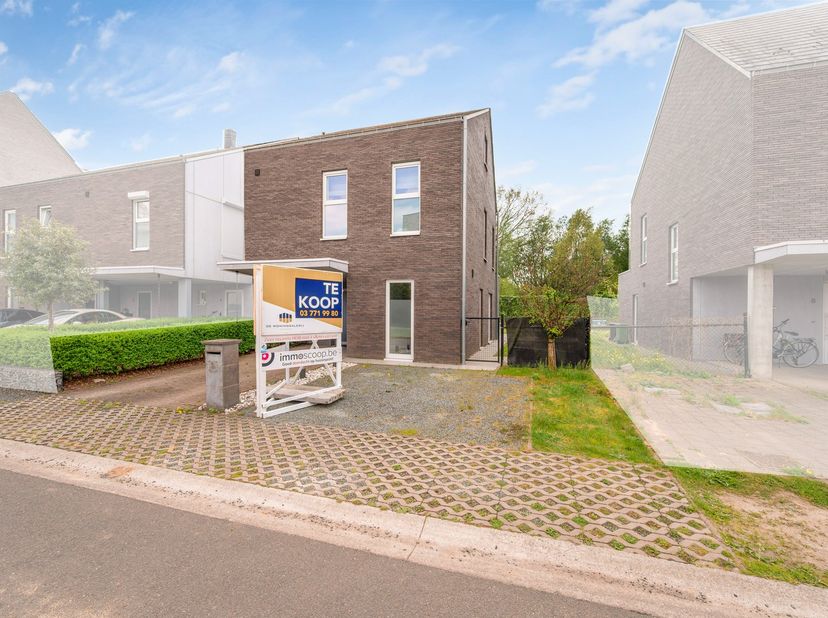 Deze tijdloze en energiezuinige half open bebouwing op ca 257m2 is voorzien van alle moderne comfort en hedendaagse technieken omdat deze maar enkele