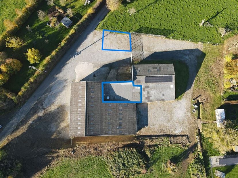 Entrepôt / hangar de +/- 180 m² situé à Pesche<br />
Ses atouts :<br />
- sa localisation, légèrement en retrait du centre du village<br />
- son acce