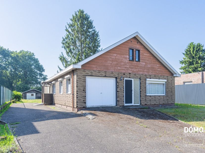 Deze gelijkvloerse prefabwoning met drie slaapkamers is rustig gelegen in Boekt, Heusden-Zolder, op korte afstand van belangrijke invalswegen en dagel