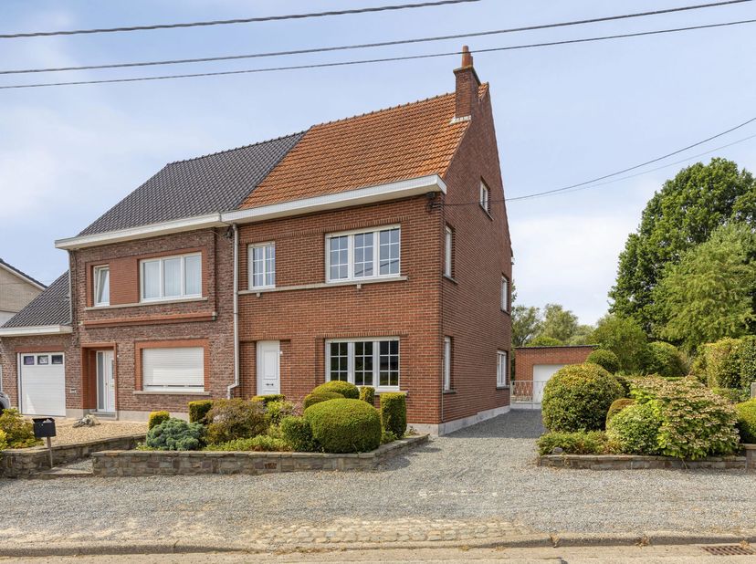 Bent u op zoek naar een woning waar rust en ruimte centraal staan, maar toch met alle nodige voorzieningen binnen handbereik? Dan is deze charmante wo