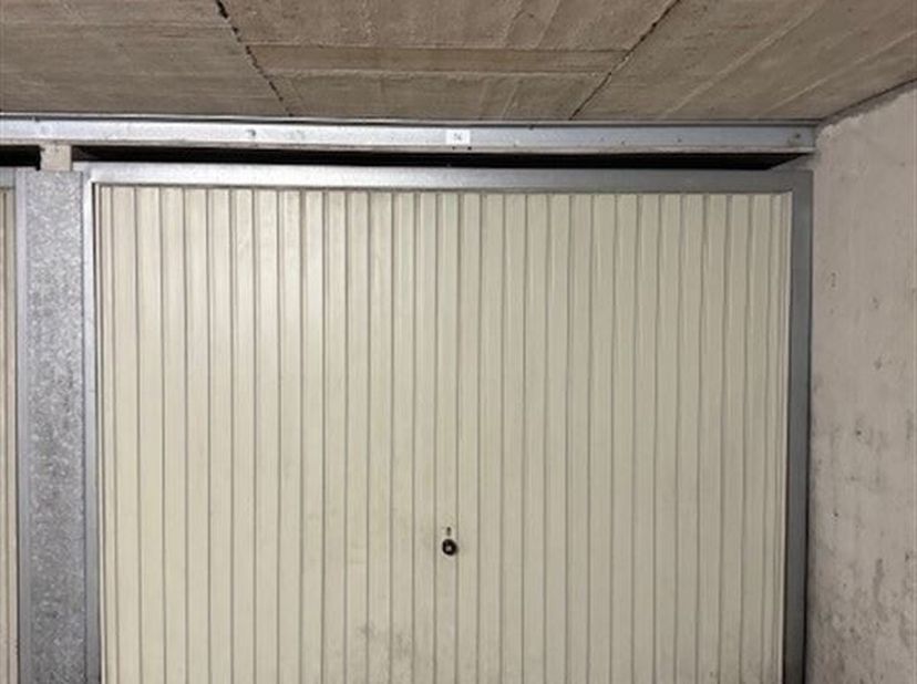 Afgesloten garagebox te koop onder het Mouchotteplein, Middelkerke.<br />
Afmetingen: 5m4 diep, 2m74 breed en 1m90 hoog.