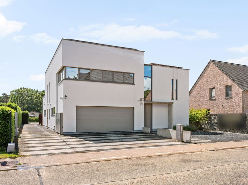 Deze moderne en energiezuinige villa (EPC-label A) is gelegen in een bosrijke omgeving te Oevel, Westerlo. Deze eigendom dateert van 2009 en is afgewe