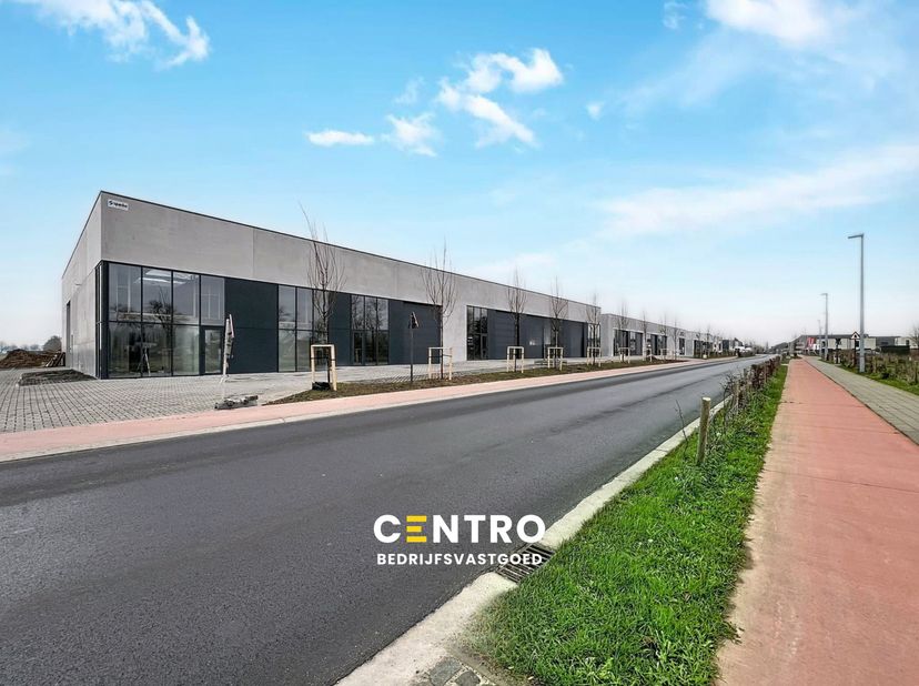 Benaderende bruto-AFMETINGEN:&amp;nbsp;<br />
276,39 m²:&amp;nbsp; 10,60m&amp;nbsp; x 26,07m&amp;nbsp;<br />
3 parkeerplaatsen<br />
<br />
AFWERKING:<br />
- De unit