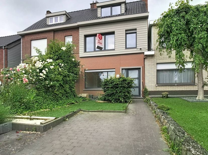 Bent u op zoek naar een nieuwe thuis die rust, comfort en een uitstekende ligging combineert? Dit charmante huis in het landelijke Kieldrecht biedt he