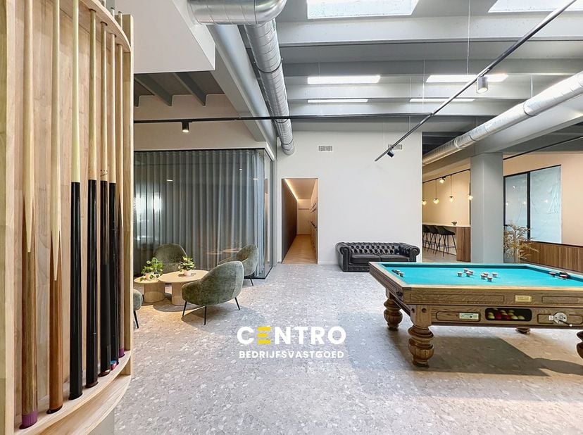 Benaderende OPPERVLAKTEN:<br />
Constructie - bewoonbare oppervlakten<br />
Kantoor:&amp;nbsp; 275,20&amp;nbsp;m²<br />
Gemeenschappelijke vergaderruimten: 19