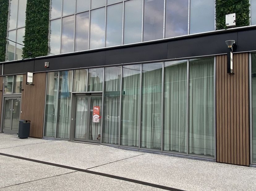 Gelegen in het commerciële hart van Beveren maakt dit handelspand deel uit van De Warande, een recent vernieuwde en aantrekkelijke winkelomgeving waar