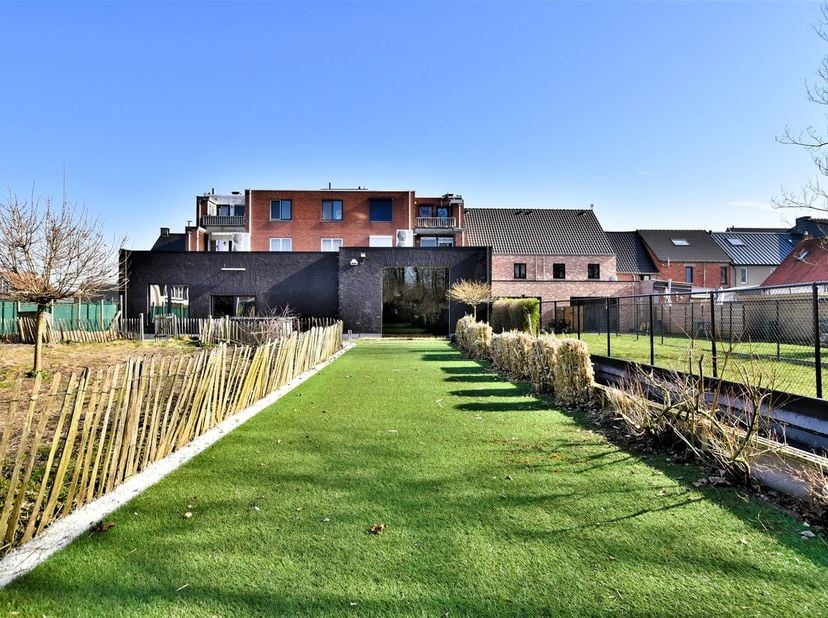 Multifunctioneel bedrijfspand in Hamme<br />
Dit ruime bedrijfspand is ideaal voor diverse handelsactiviteiten en ligt op een gunstige locatie nabij