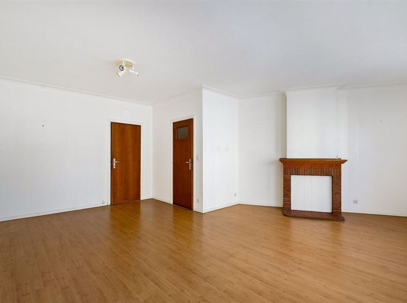 Openhuizendag op zaterdag 13 juni van 17u00 - 18u00<br />
Te renoveren 2 slaapkamer appartement in Deurne-zuid!<br />
Ligging: het appartement bevindt