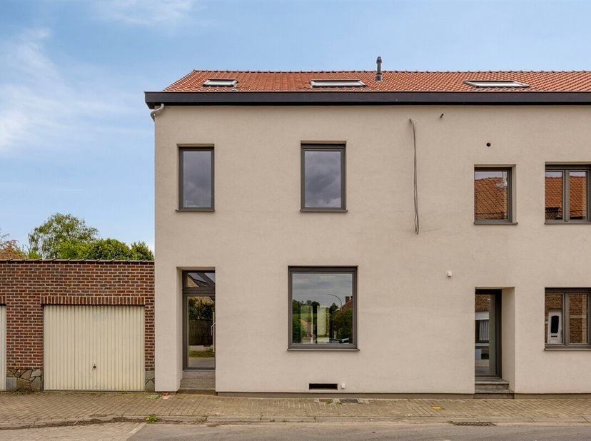 Vlakbij de gezellige dorpskern van Hoegaarden en alle belangrijke invalswegen, met een perfecte verbinding naar Leuven en andere omliggende steden, zi