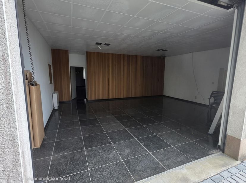 Magazjn +/-105m<br />
Hoogte +/-1,60m<br />
Maandelijkse factuur 600€ + BTW