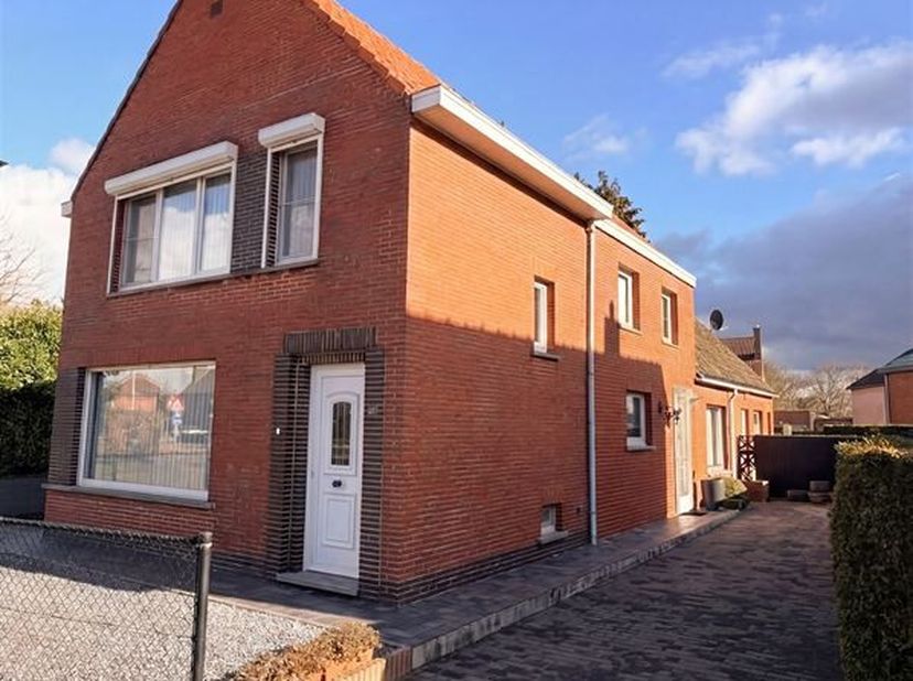 Welkom in deze charmante woning in Stekene met veel potentieel. Dit huis staat op een mooi perceel van 657m². De tuin loopt volledig rondom de woning.