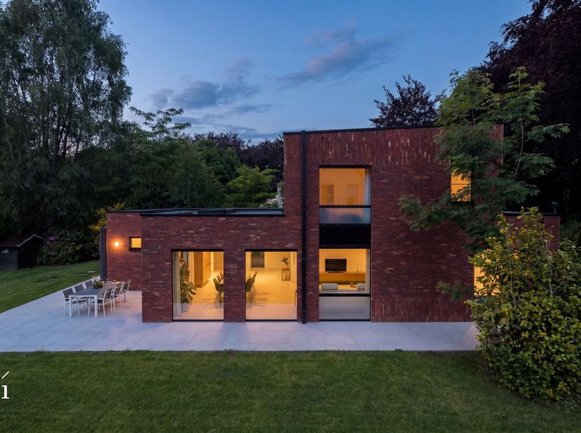 U kan de woning virtueel bekijken en de documenten downloaden op www.irres.be.<br />
Bijkomende info en bezoeken via thibauld@irres.be of bel 0470 347