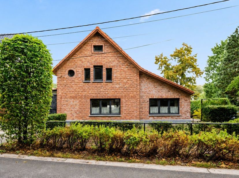 <br />
Op zoek naar een woning met karakter, ruimte en potentieel? Deze woning combineert een praktische indeling met een ruime, volledig omheinde tui