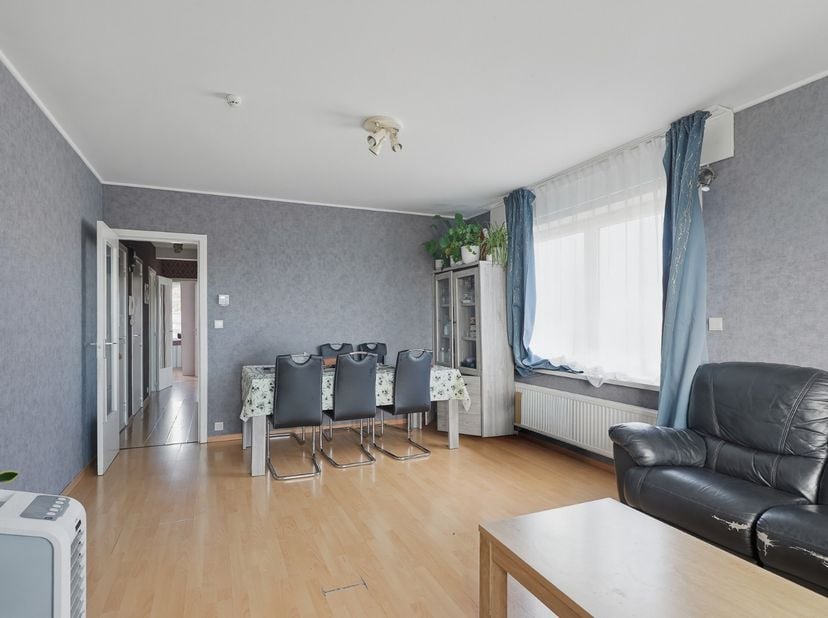 Ruim en lichtrijk appartement met drie slaapkamers op een rustige ligging in Sint-Andries, op korte afstand van de Brugse binnenstad en alle dagelijks