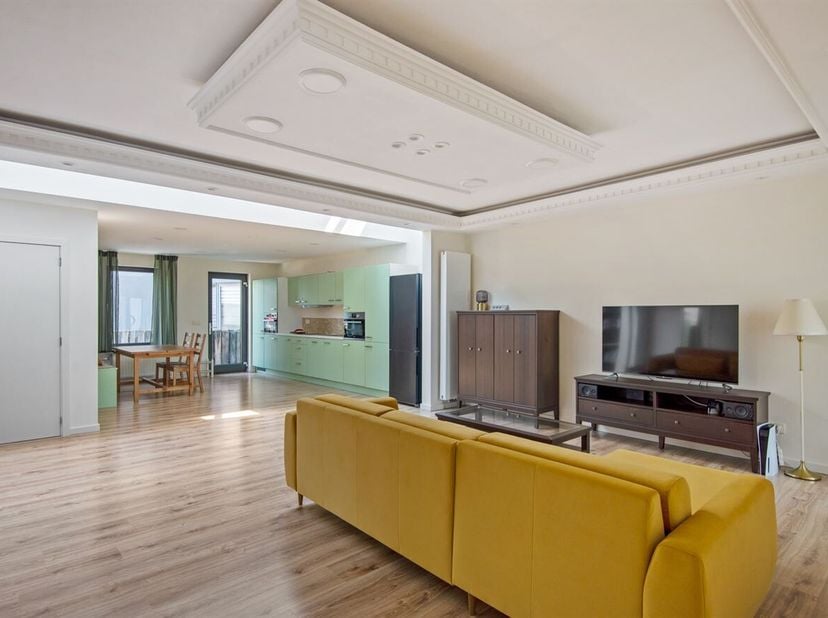 Instapklaar gelijkvloersappartement met terras en twee staanplaatsen<br />
Dit instapklare gelijkvloersappartement geniet van een gunstige ligging met