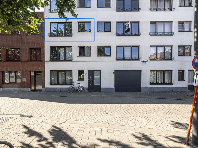 Huurprijs: 850EUR per maand<br />
+ 50 EUR per maand voor de achterliggende garagebox<br />
+ 30 EUR per maand gemeenschappelijke kosten<br />
Kosten