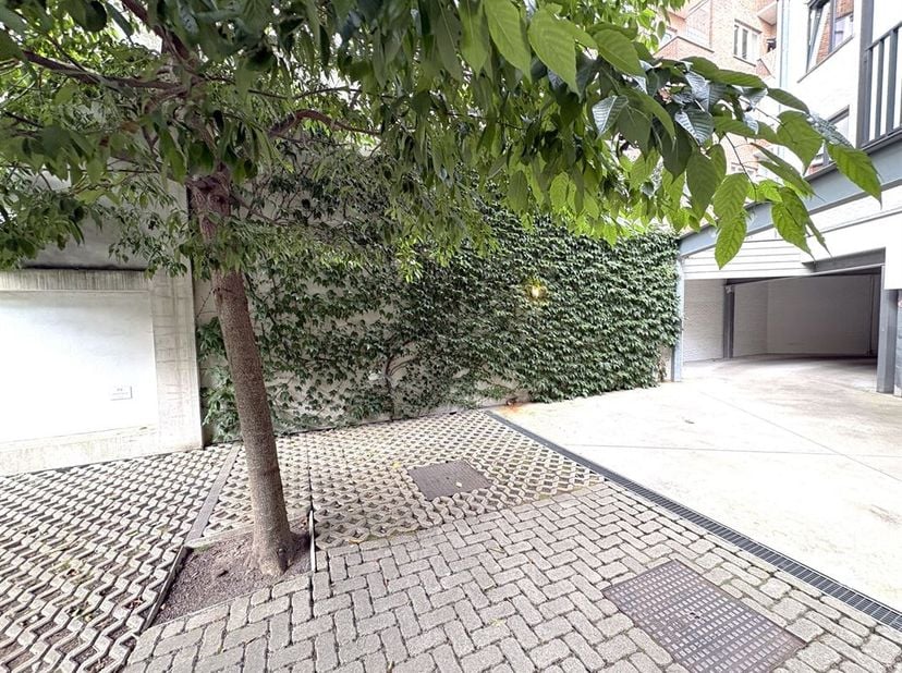 AUTOSTAANPLAATS IN CENTRUM<br />
In volle centrum, op enkele passen van stations en Grote Markt  is deze open autostaanplaats vlot bereikbaar.<br />
A