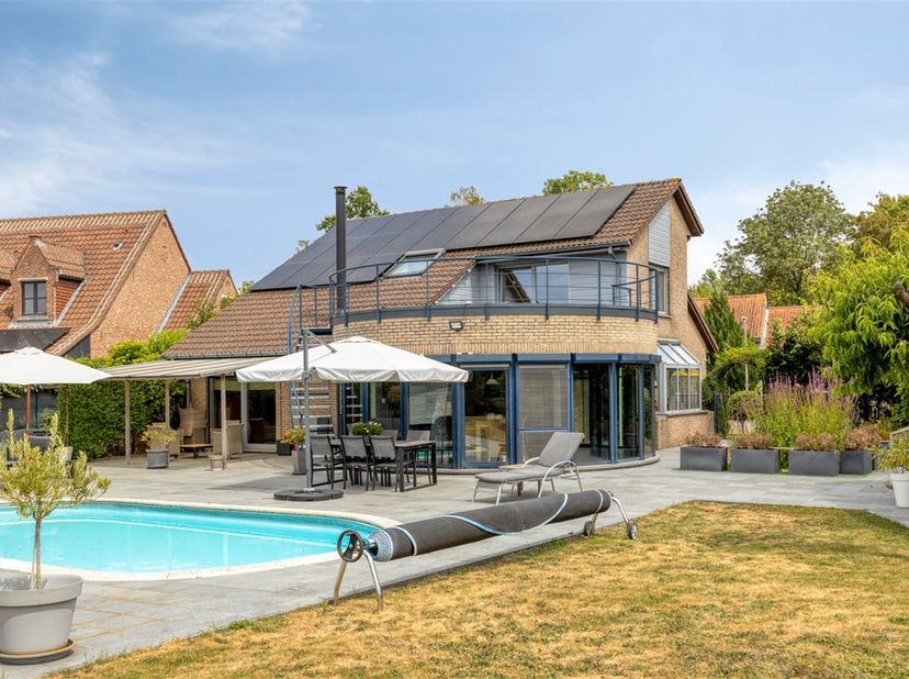 Aan het einde van een rustige woonstraat, waar het asfalt overgaat in open velden, ligt deze verzorgde villa met dubbele garage. De ligging op de rand
