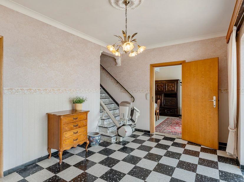 Deze charmante gezinswoning gelegen in Tongeren-Borgloon (Rijkel) is ideaal voor wie op zoek is naar een ruime woning met een grote tuin in een verkee