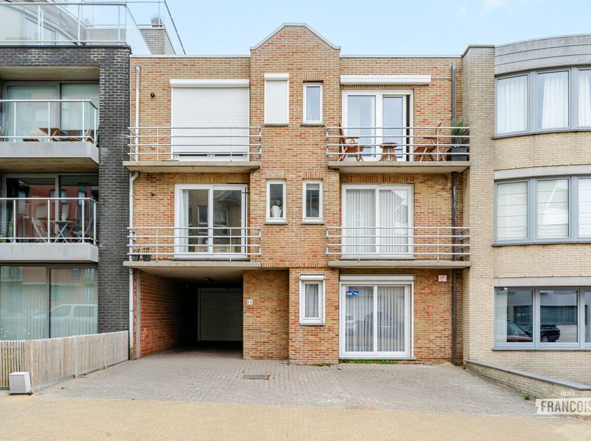 Bent u op zoek naar een praktisch gelijkvloers appartement met een privatieve buitenruimte en een vlotte ligging in Oostende? Dan is dit appartement i